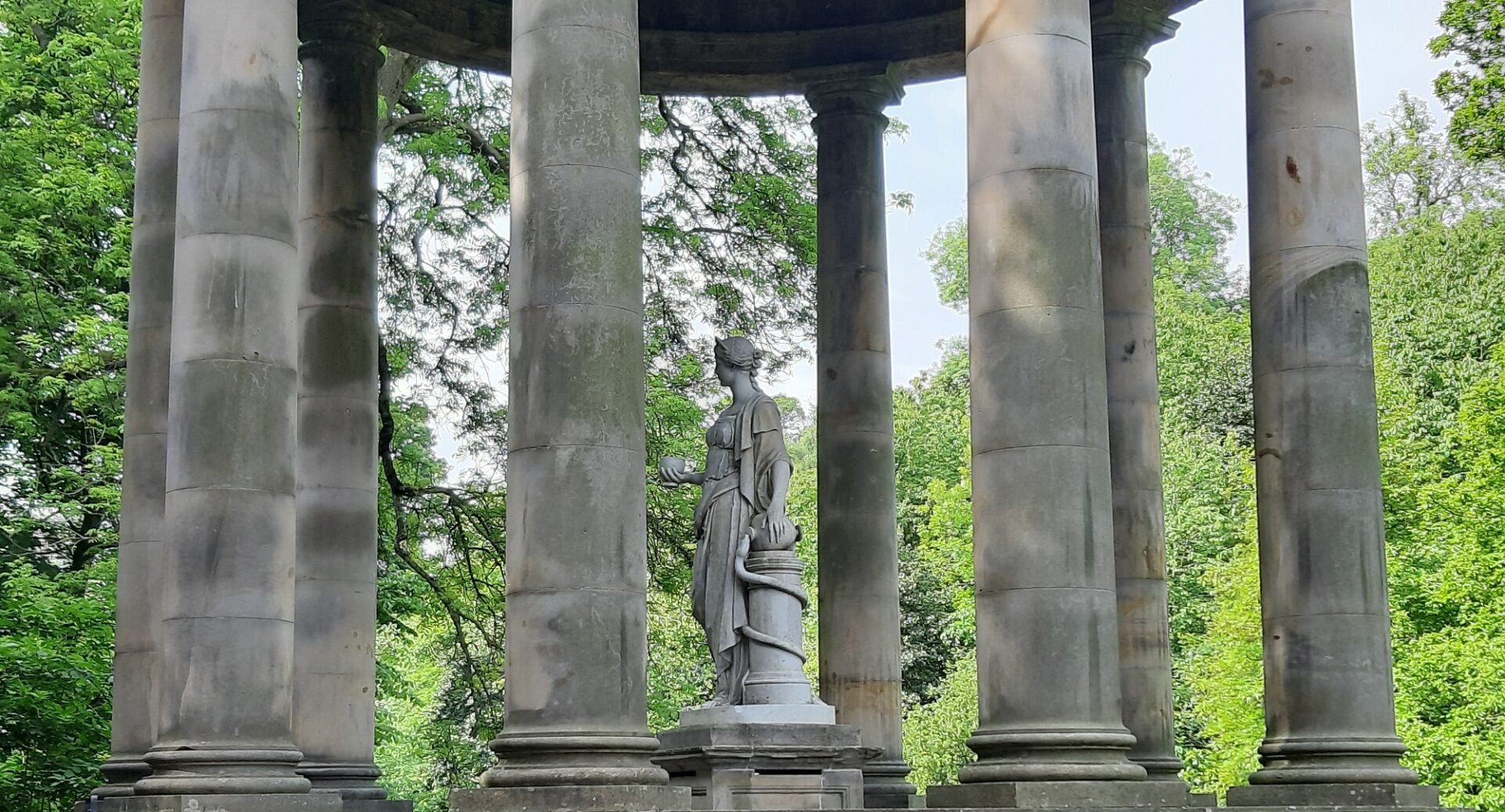 St Bernards Well, Close up