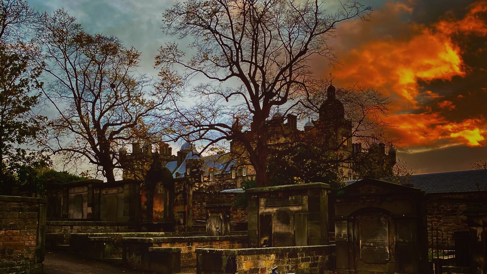 Greyfriars Graveyard, Sunset