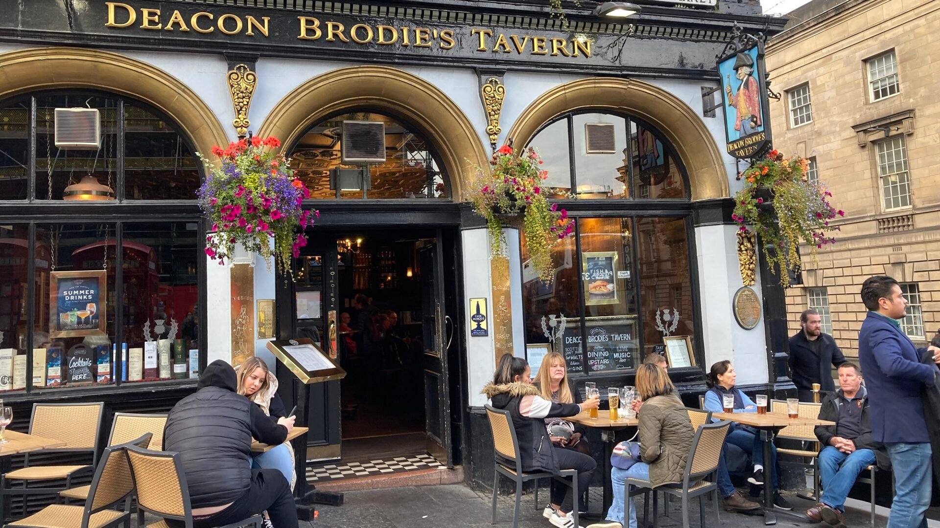 Exterior of Deacon Brodies Tavern