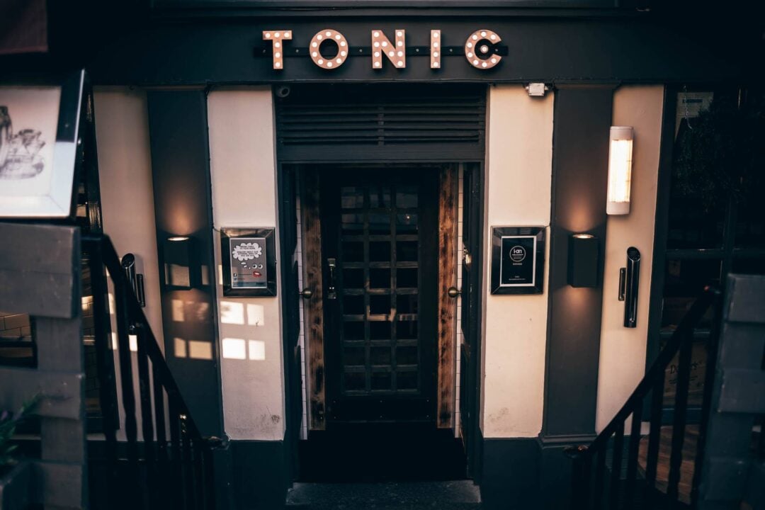 Exterior Bar Tonic entrance