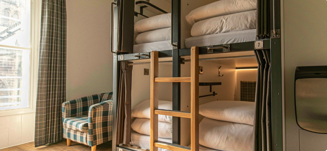 4 sleeping pod bunk beds. with curtains, clean linen and private lights,© Code Hostels
