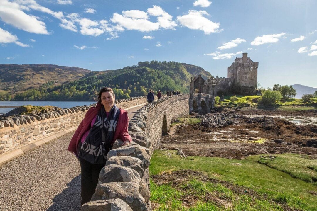 Woman in front of Eilean Donan Castle,© Stephen Bridger