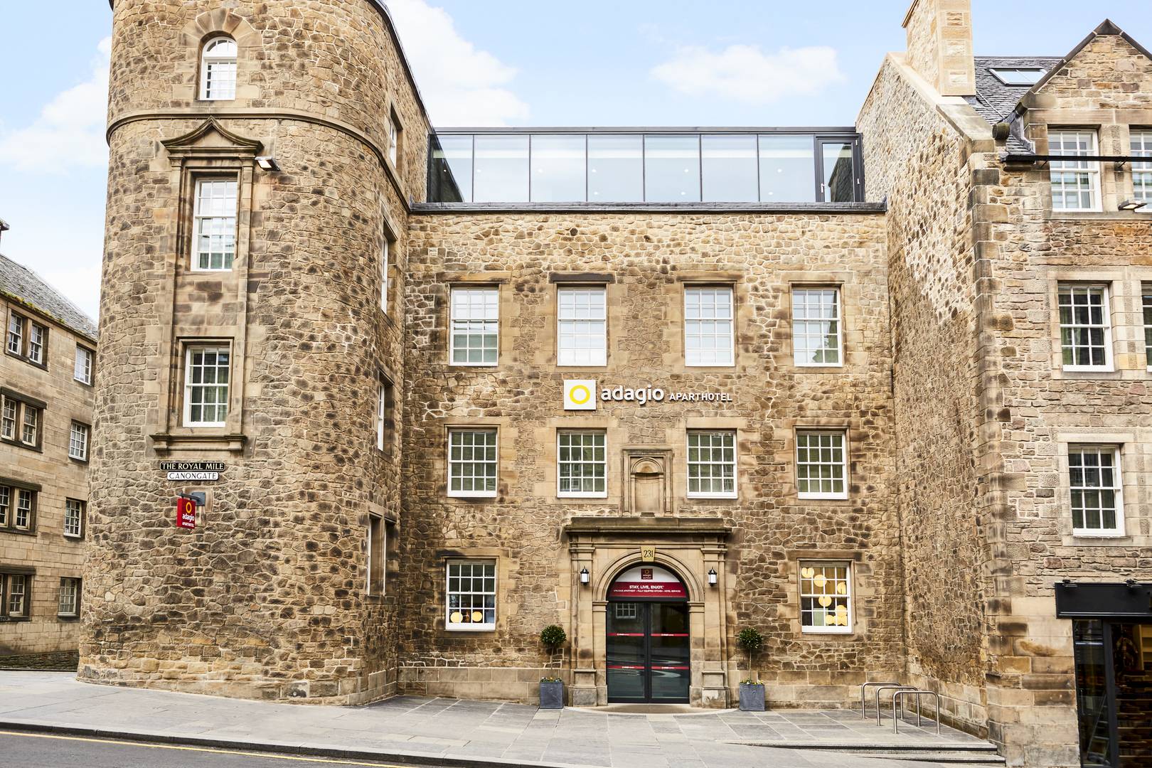 Image of entrance to the aparthhotel on the Royal Mile