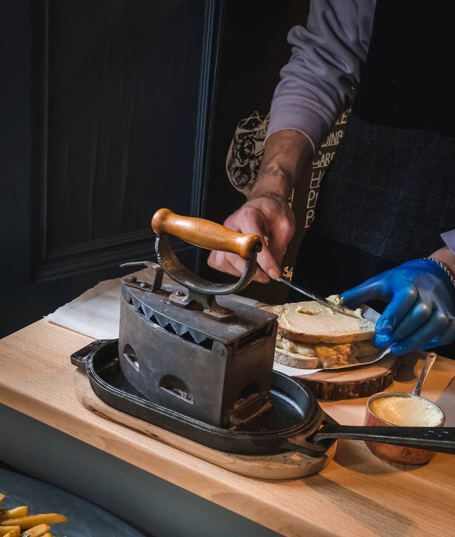 We cook your Toastie at the table with a
500˚C steel iron