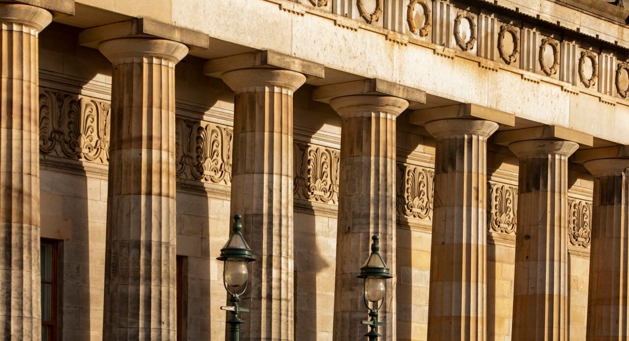 Scottish National Gallery columns on exterior of the building