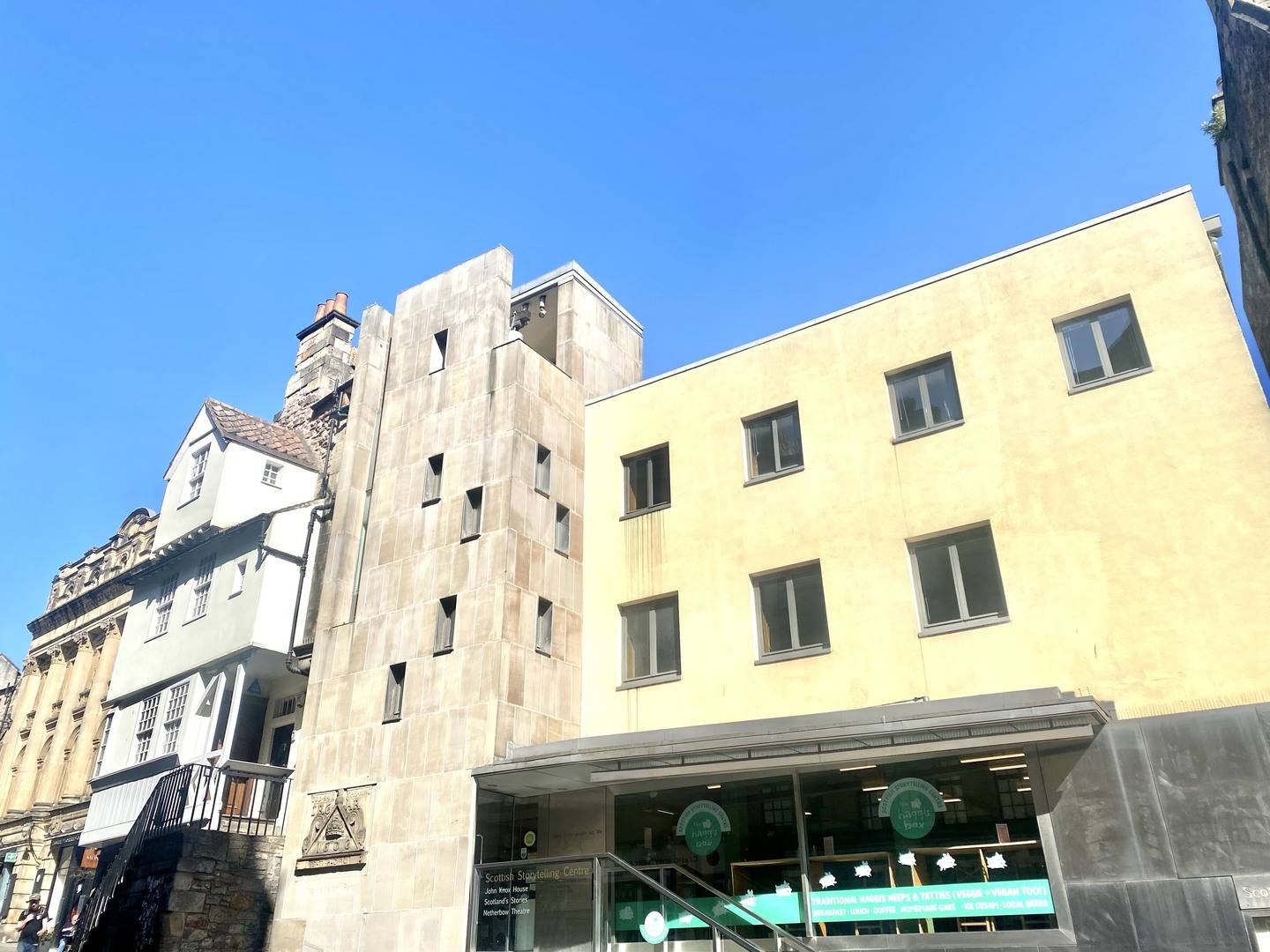 Image of exterior of John Knox House and Scottish Storytelling centre with a blue sky,© Laura Sutherland