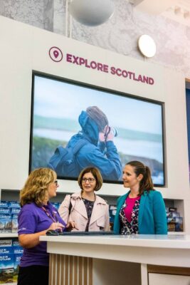 Edinburgh VisitScotland iCentre staff helping women