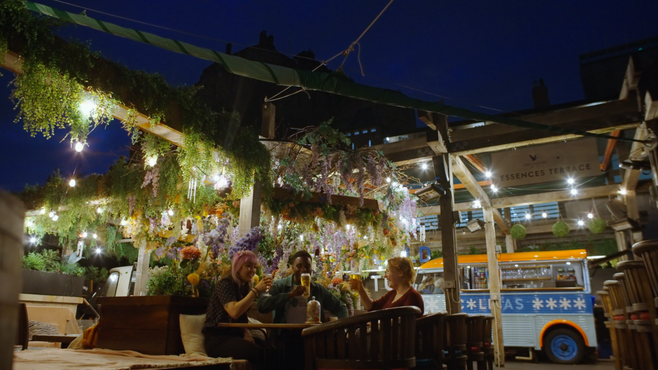 Cold Town House, friends enjoying an evening drink together.