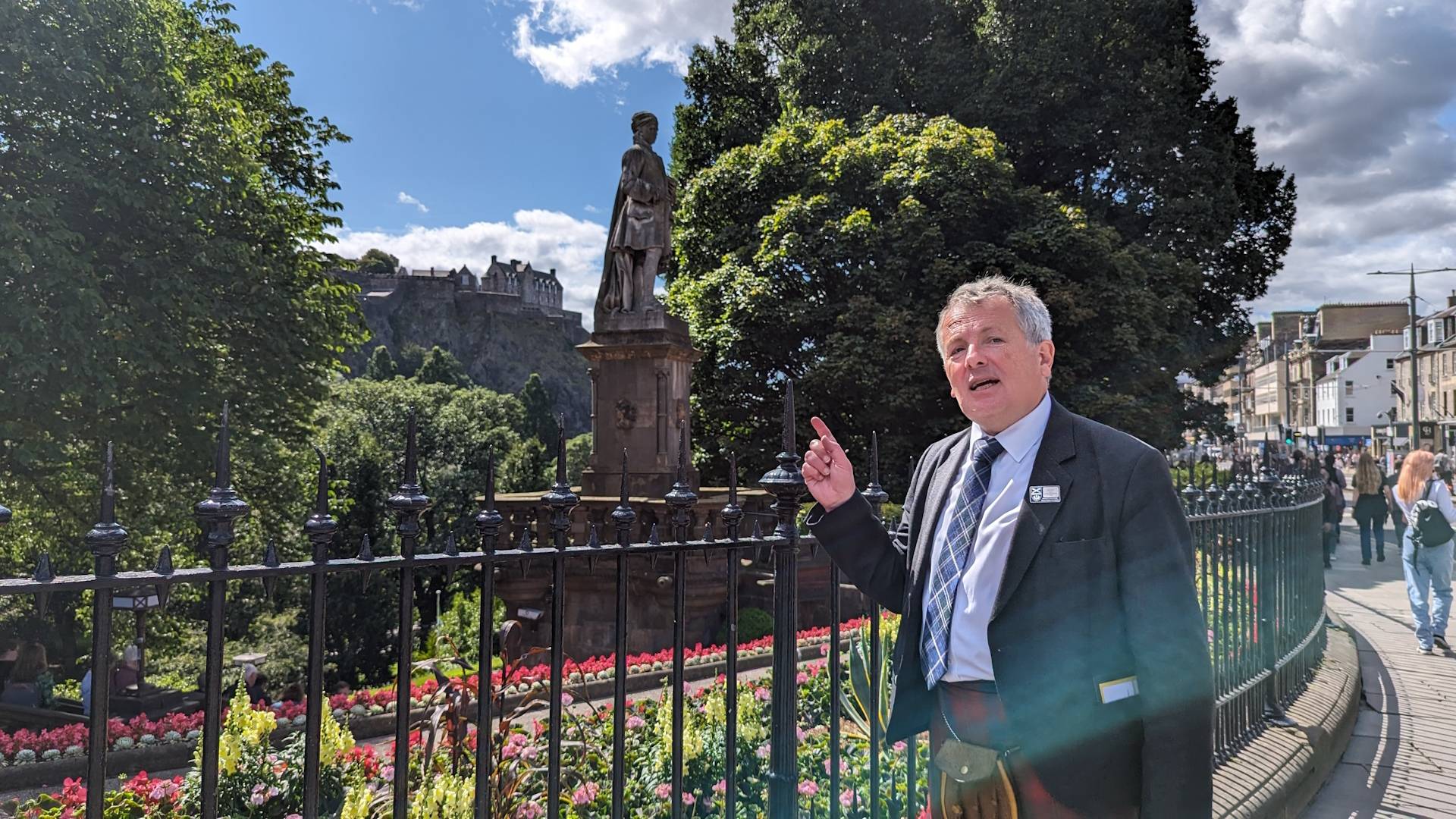 Tour Guide at Princes Street, looking up to Edinburgh Castle, Tour Guide Agent