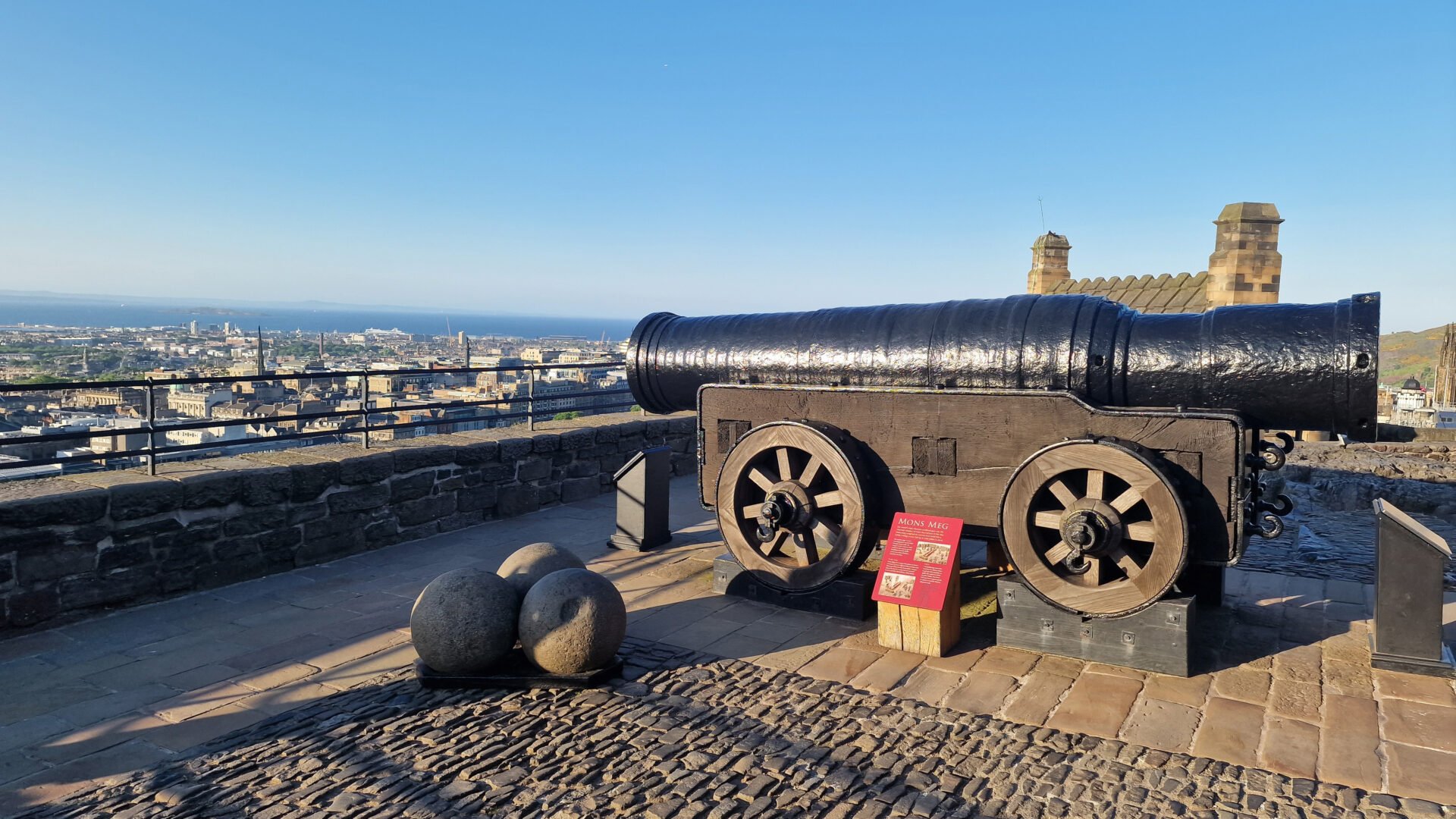 Edinburgh Castle, image of canon overlooking the city