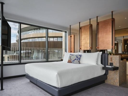 Cool Corner Suite Bedroom,© Marriott International
