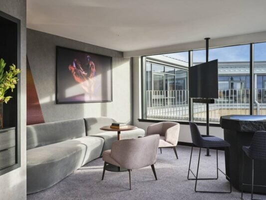 Cool Corner Suite Living Area,© Marriott International