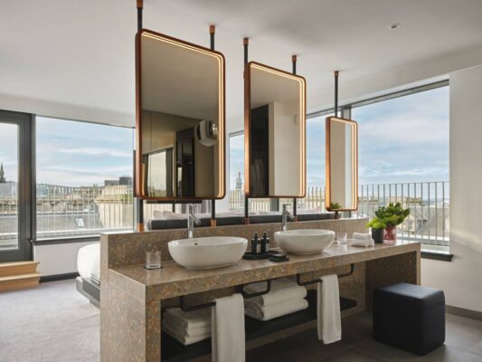 Cool Corner Suite Open Vanity,© Marriott International