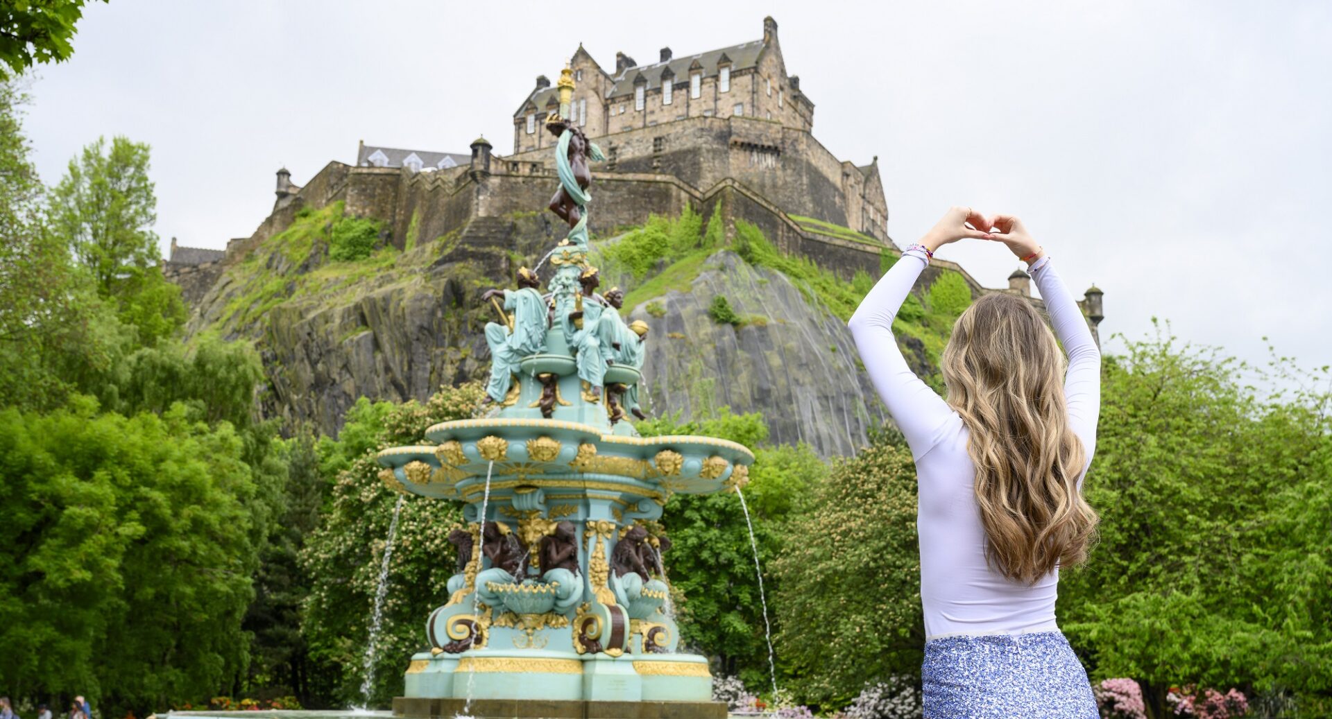 Taylor Swift Fan in front of the Ross Fountain with Edinburgh Castle in the background