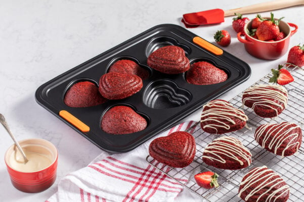 Le Creuset Heart Cakelet Pan and cookies