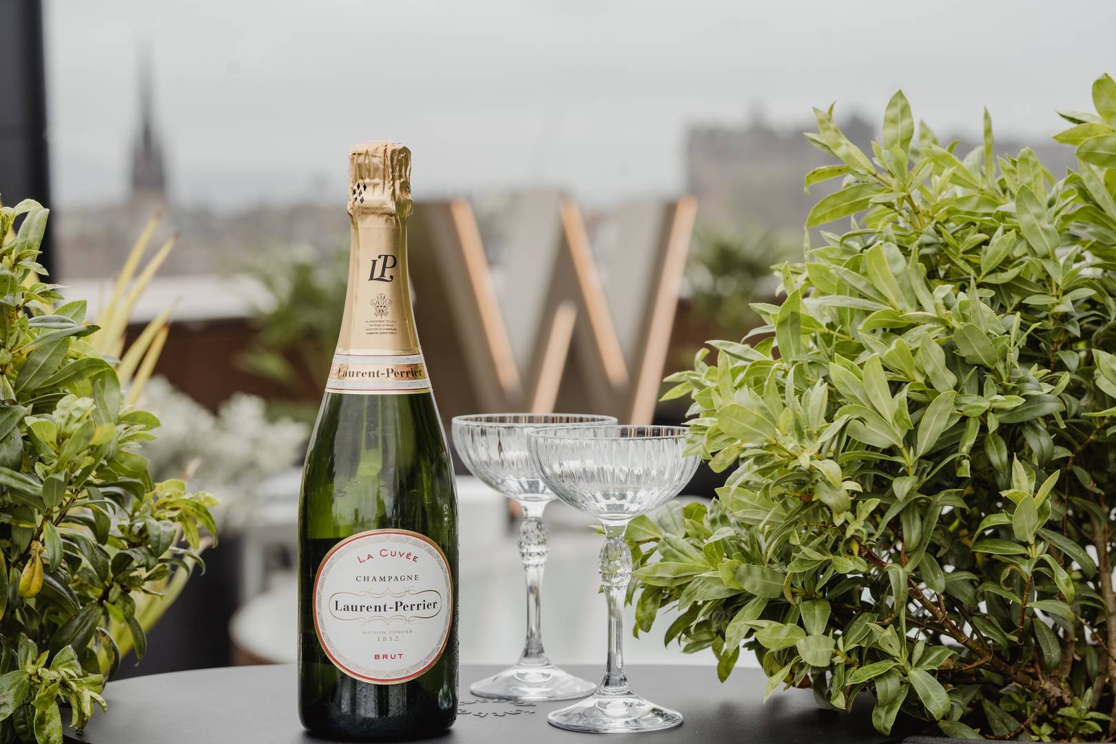 W Deck champagne with Edinburgh Castle view,© Marriott International Ltd