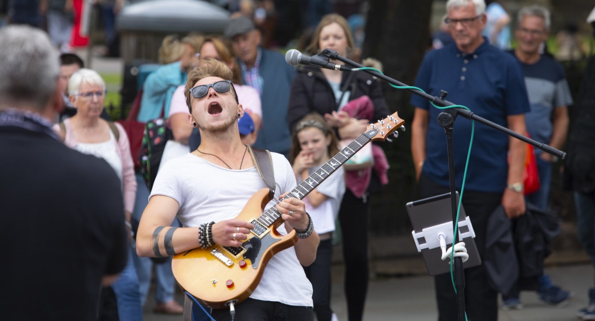 A guitarist signing in the street during the Festival