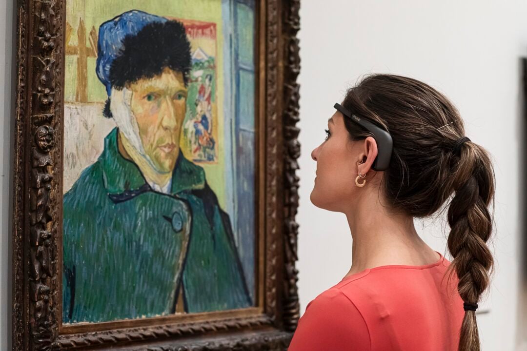 Art-Fund-Brainwaves-Headset-wearer-looking-at-Van-Gogh-