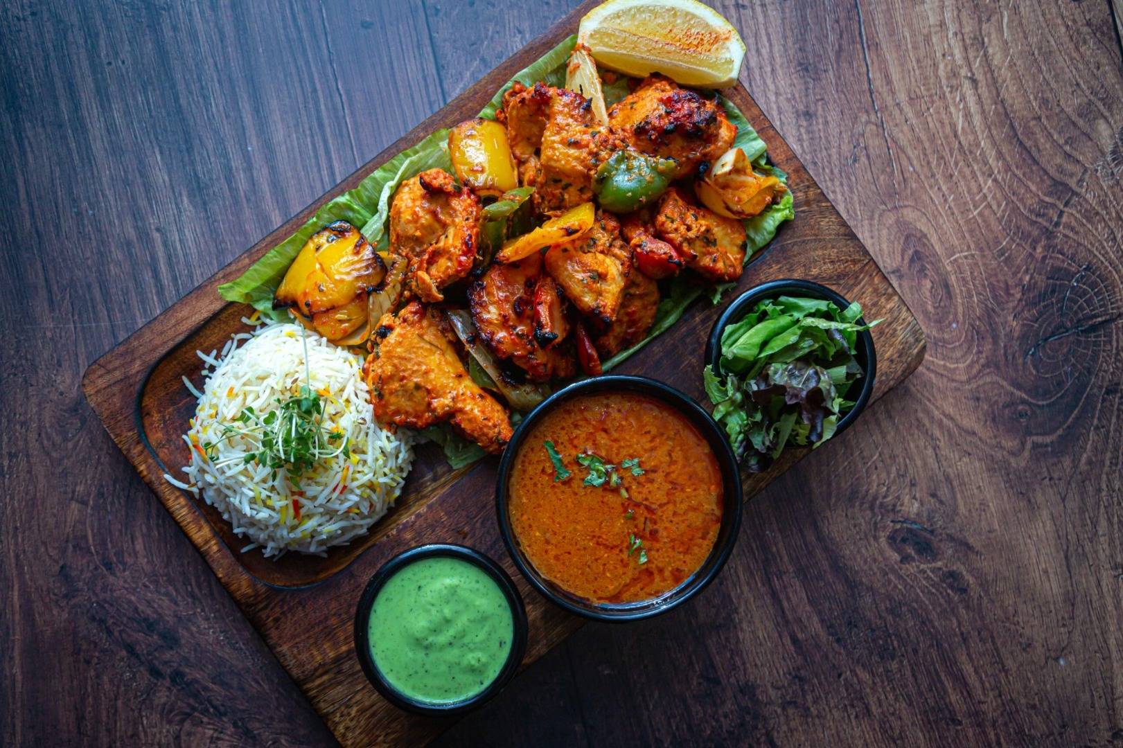 Chicken Tikaa Shashlik Served with Rice/Curry Sauce,© Chaskaa Indian Restaurant