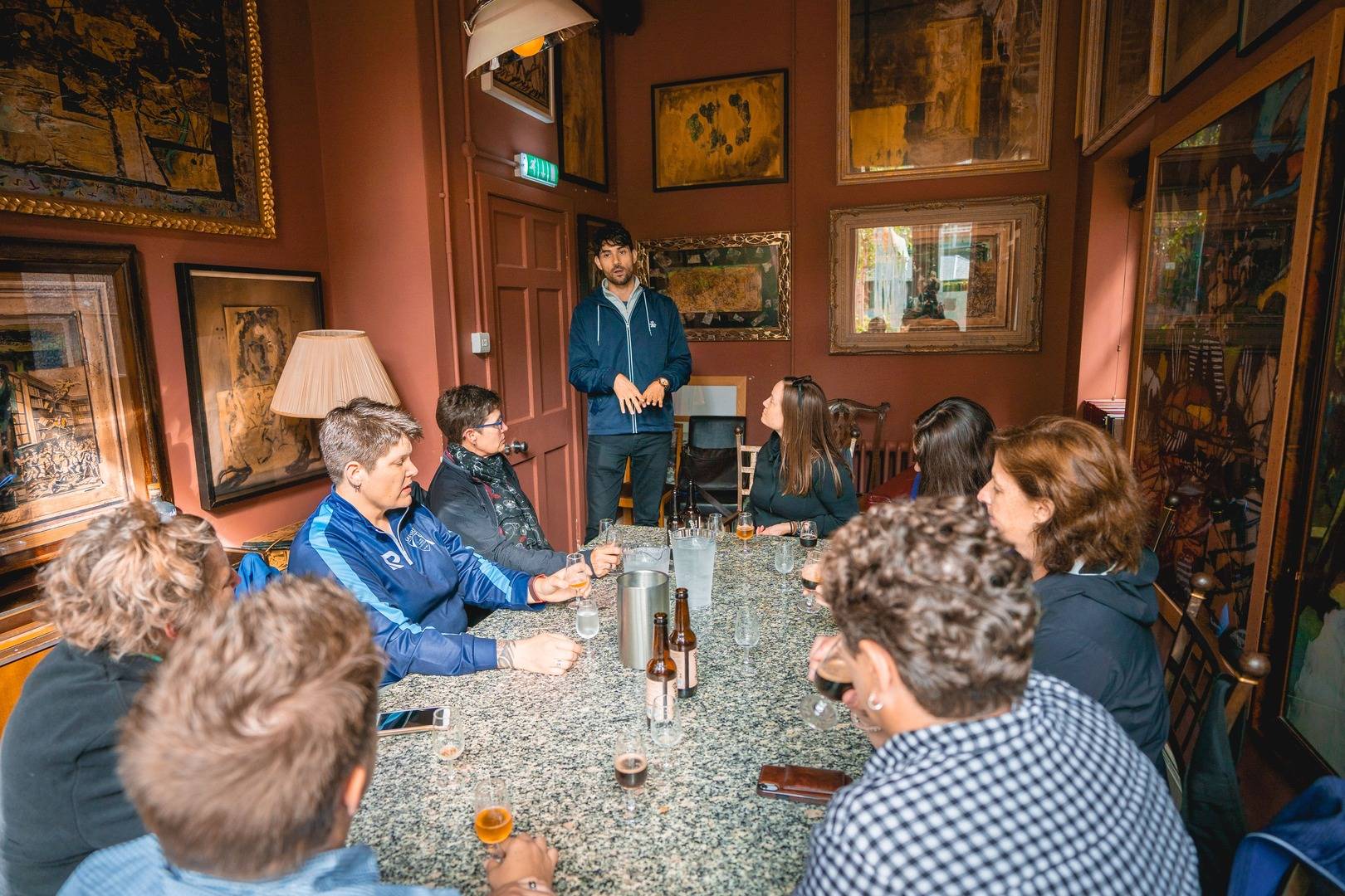 Friends savoring whisky on a tour in Edinburgh,© Once Upon a Whisky