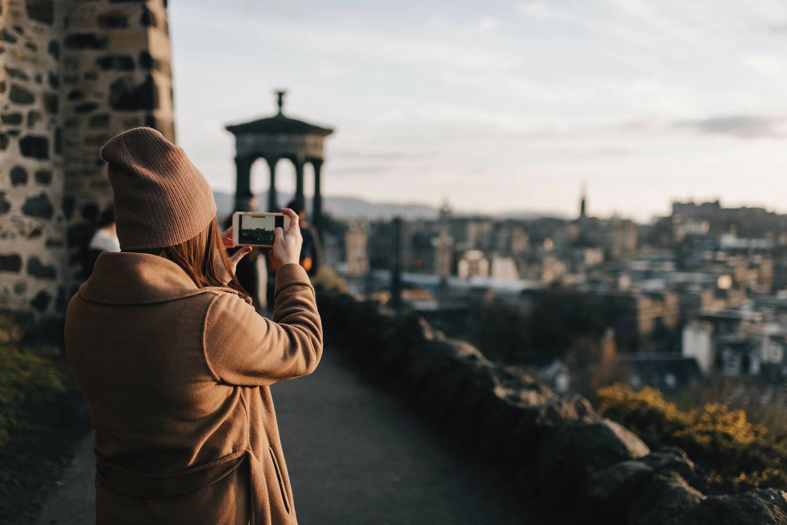 Scavenger Hunting UK scavenger hunt of a women taking a photo of Edinburgh