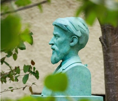 Head and shoulders monument of Patrick Geddes