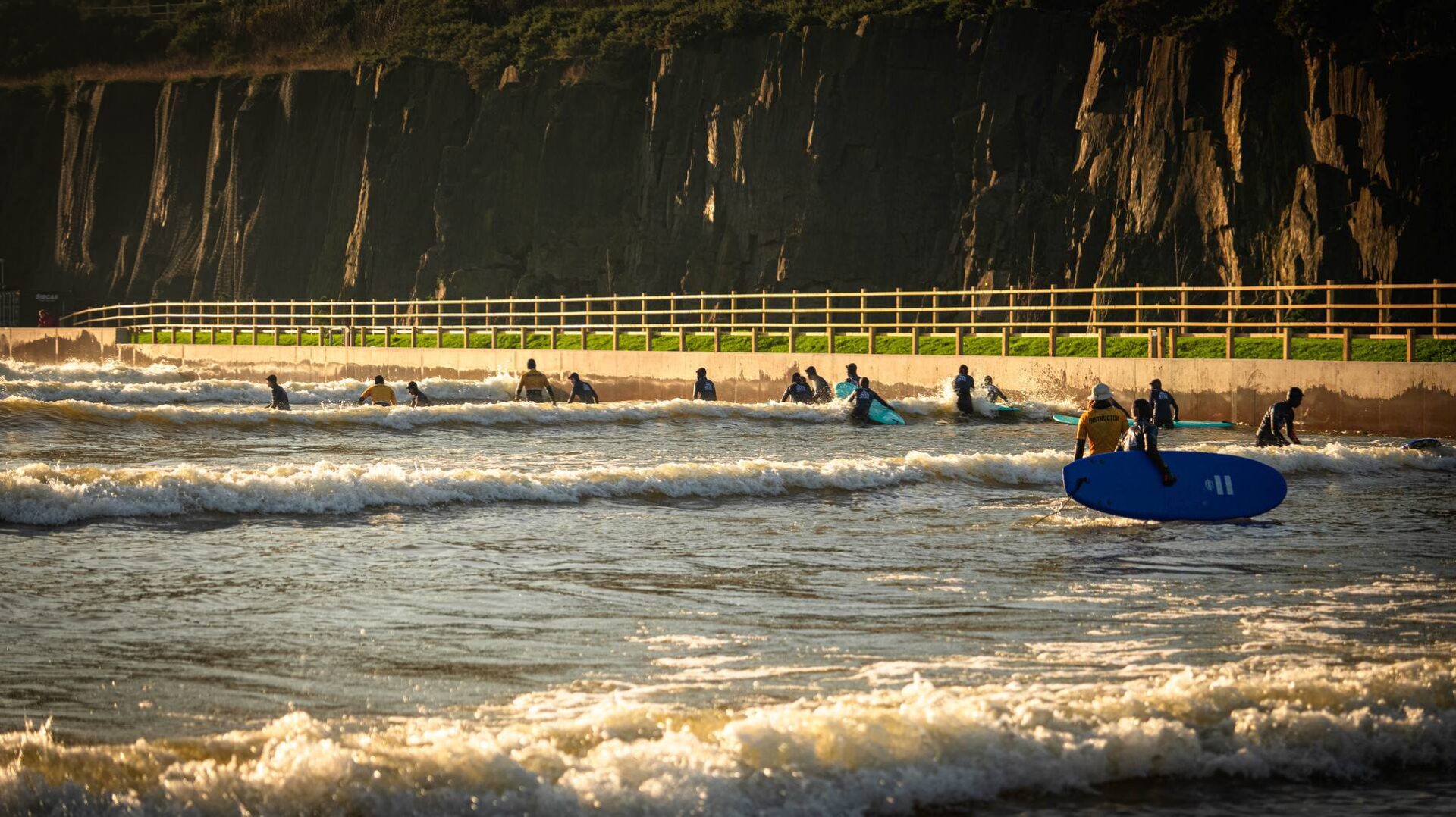 Surf Lesson,© Lost Shore Surf Resort