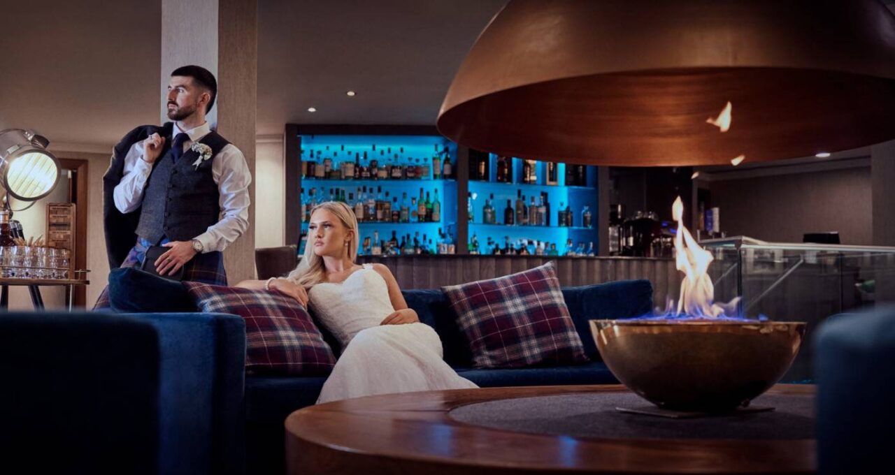 Wedding couple at the whisky shrug in the Glasshouse