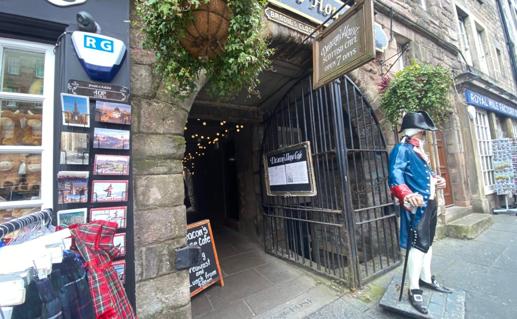 Entrance to Brodies Close from Royal MIle