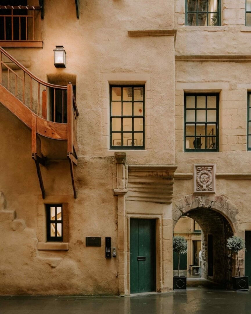 Exterior shot of Riddle's Court, Lawnmarket