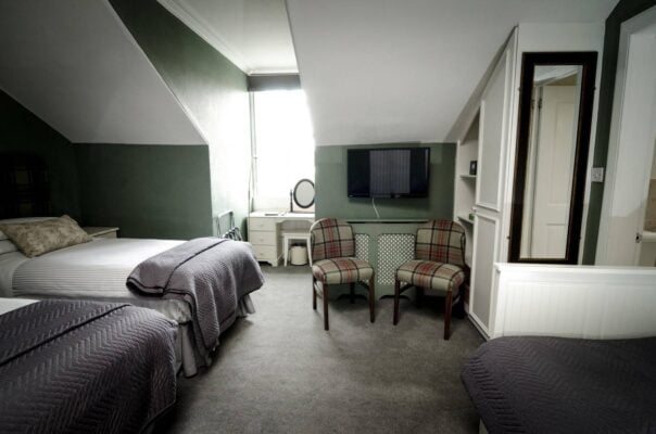 BEdroom suite at Kingsway Guest House