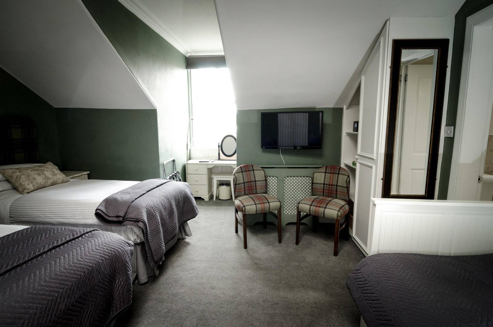 BEdroom suite at Kingsway Guest House