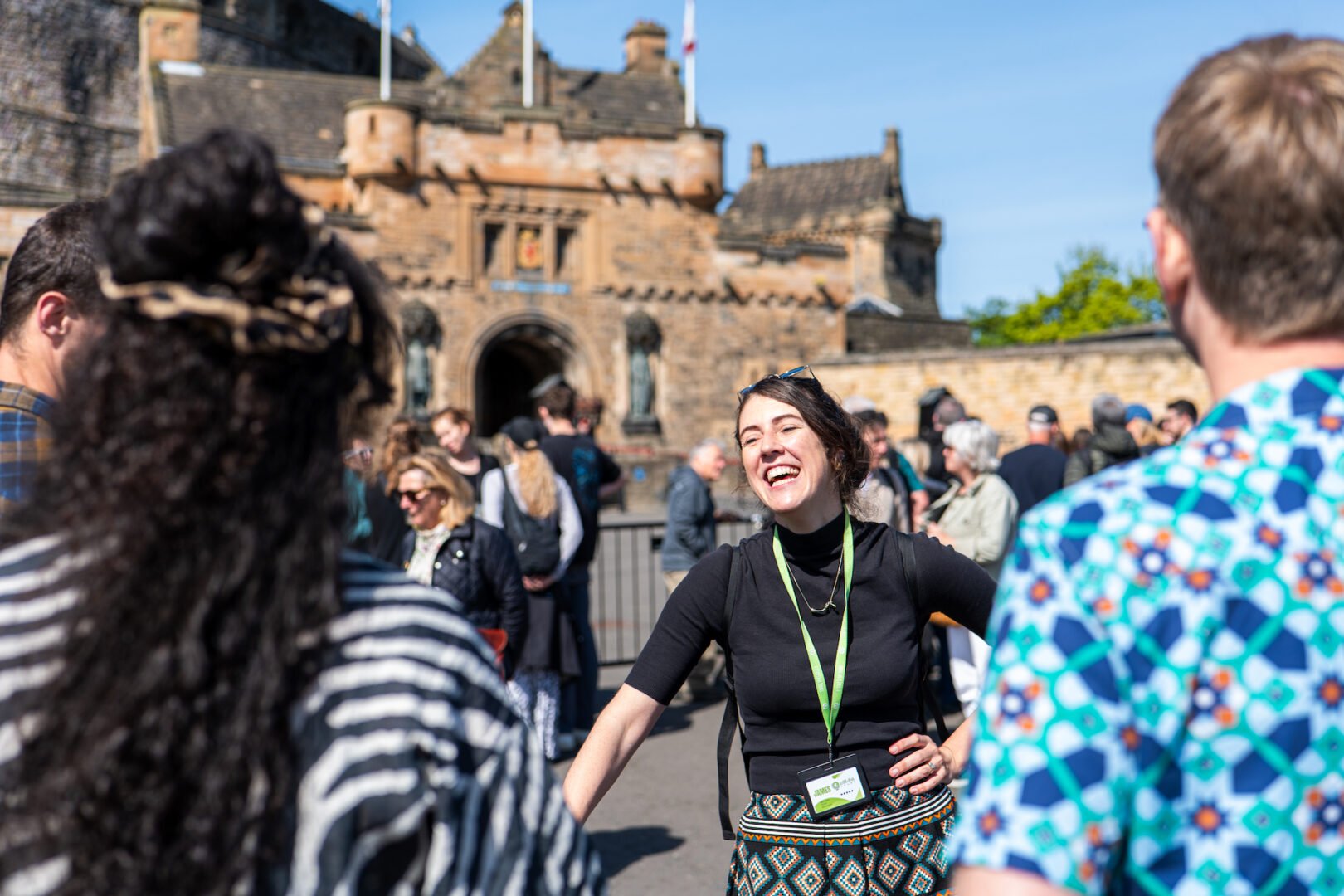Tour guide speaking to audience in front of Edinburgh Castle