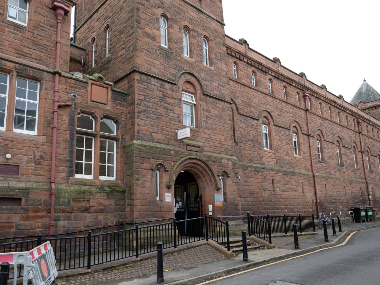 Exterior shot of Glenogle Swim Centre