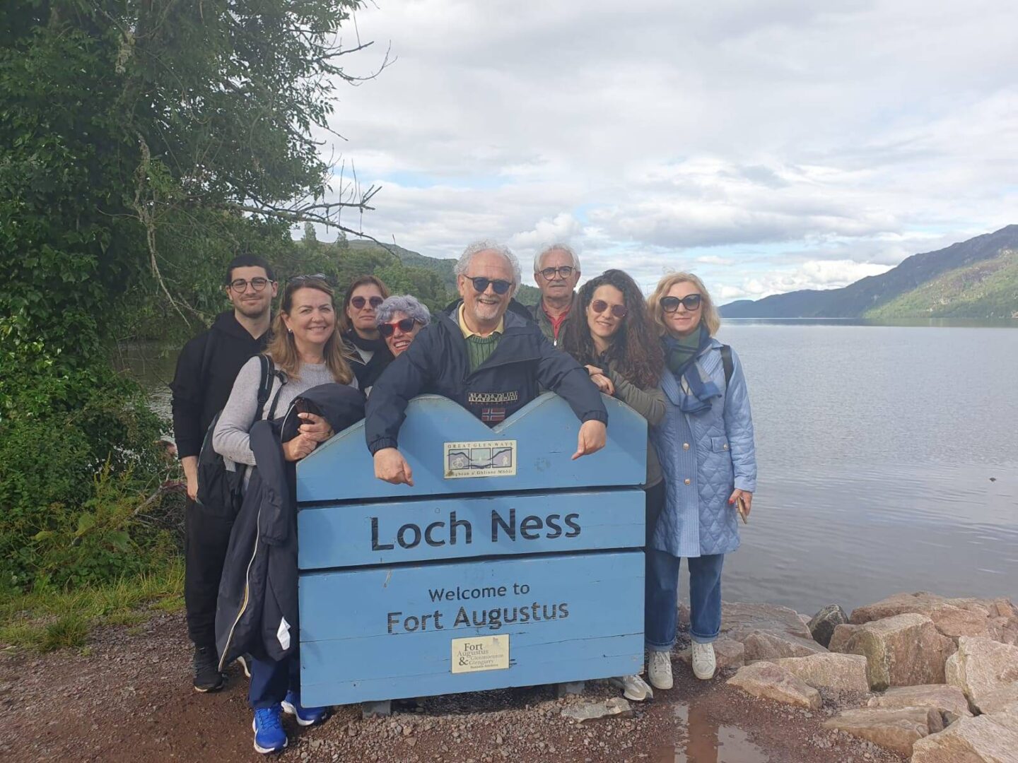 Edimburgo tour party at Loch Ness