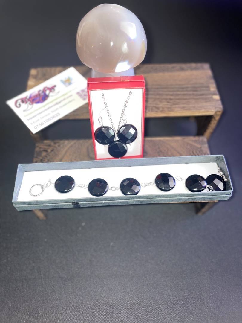 Black onyx jewellery set made by zelda,© Yes