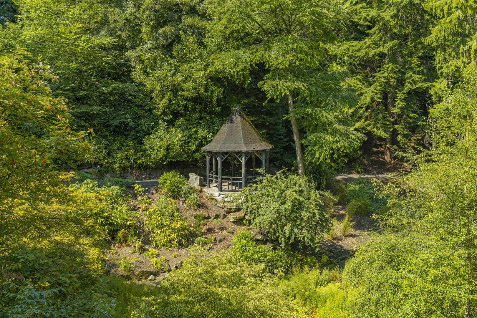 A seated area set in amongst the trees at Pittencrieff Park in Dunfermline.