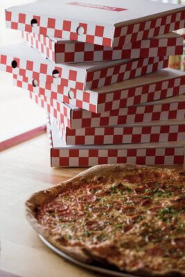 pizza next to pizza takeaway boxes,© Civerinos