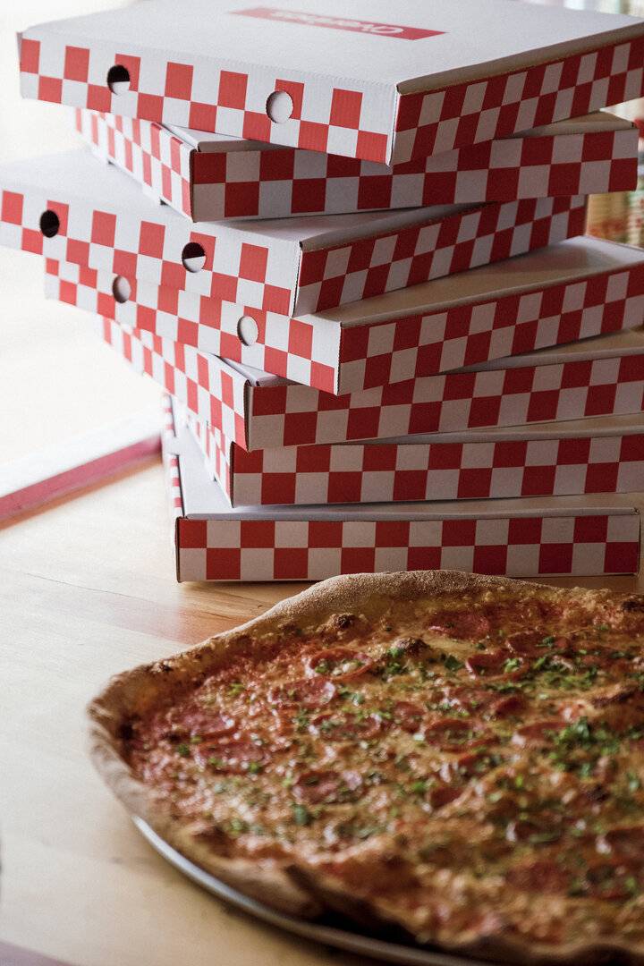 pizza next to pizza takeaway boxes,© Civerinos