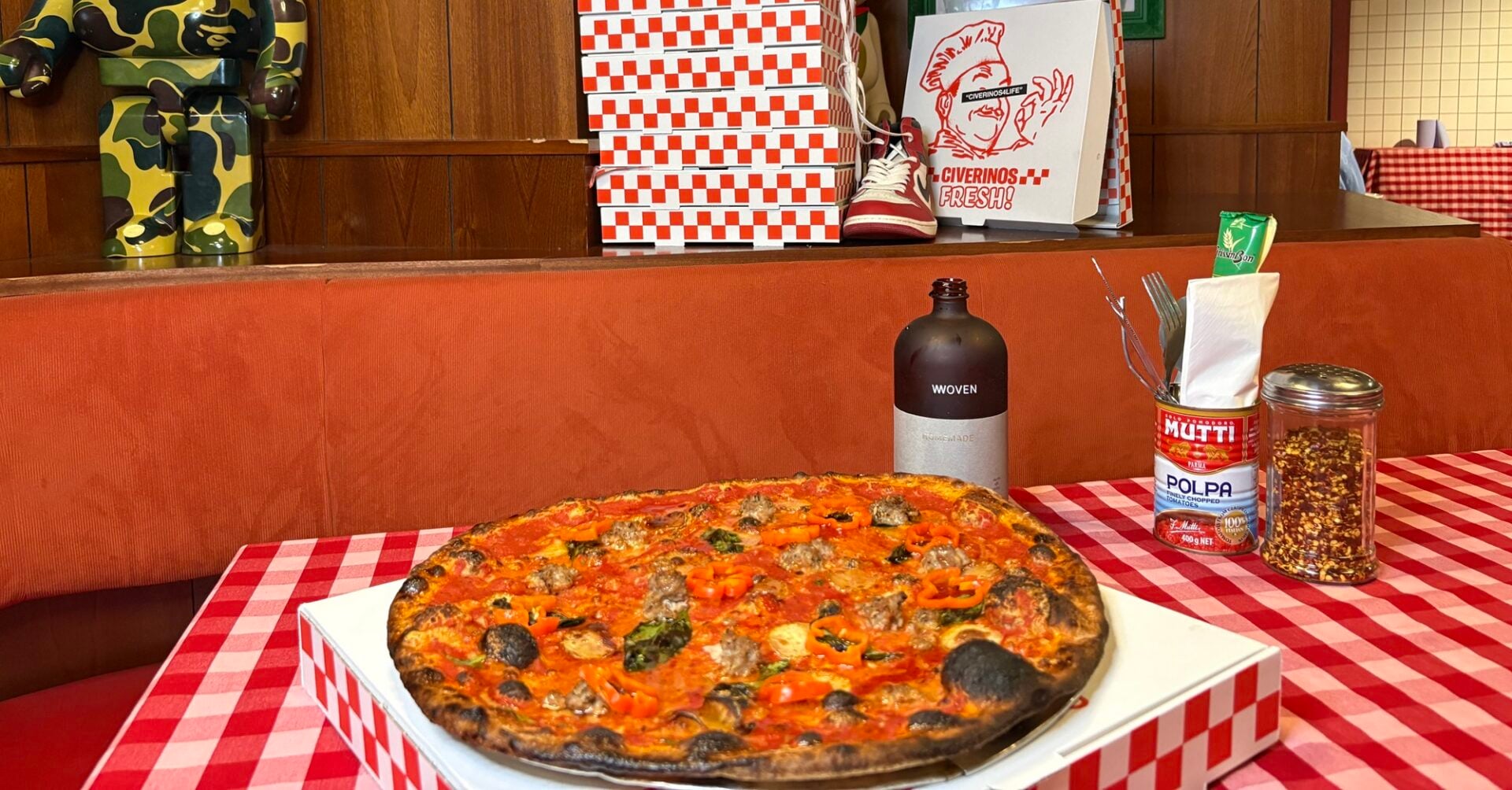 Image of a pizza and a box that has the branding of Civerinos