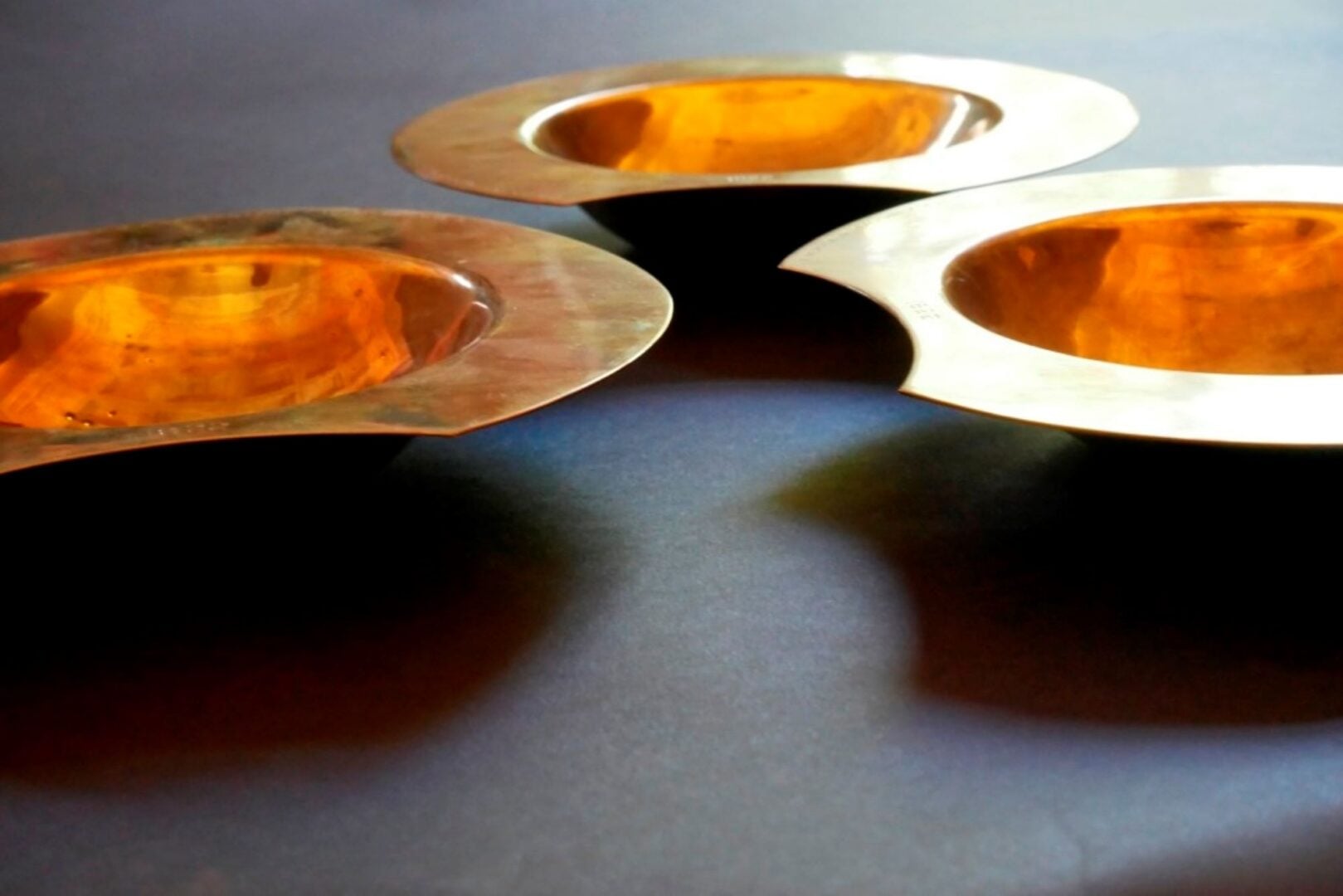 3 brass coloured small bowls.