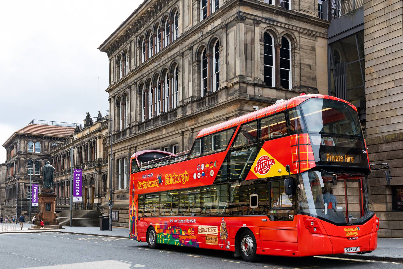 The CitySightseeing Edinburgh Tour (Red bus) stopped in front of the National Museum of Scotland on Chambers Street,© Edinburgh Bus Tours