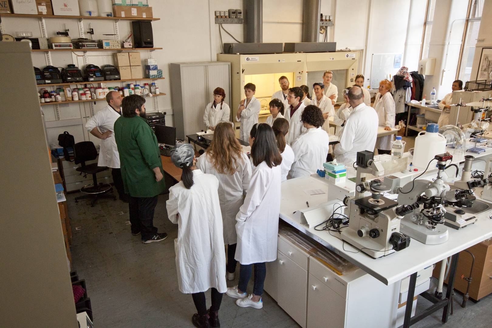 Guide giving talk in Lab to tour group at ASCUS Art & Science,© ASCUS Art & Science