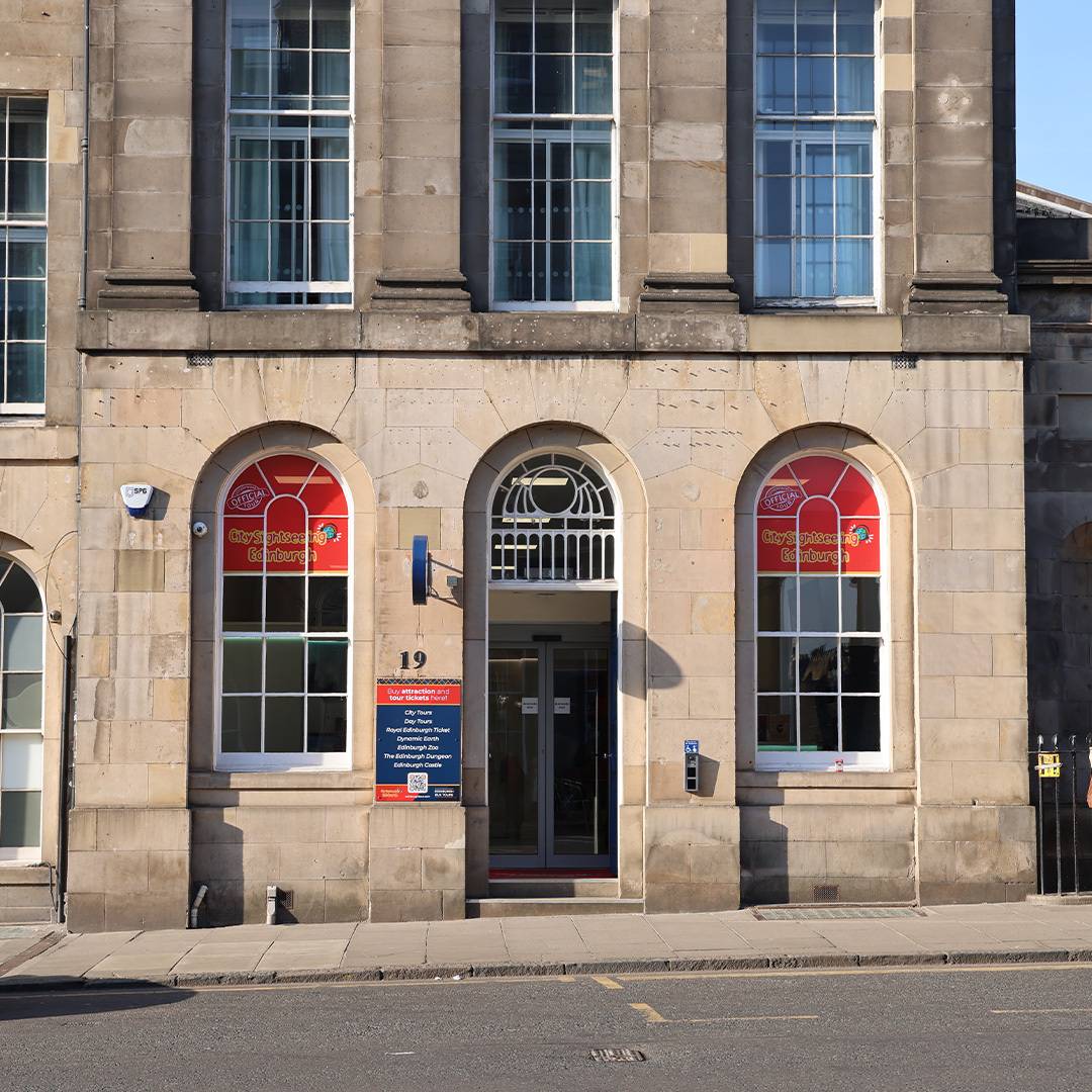 Edinburgh Bus Tours information centre and TourHub at Waterloo Place,© Edinburgh Bus Tours