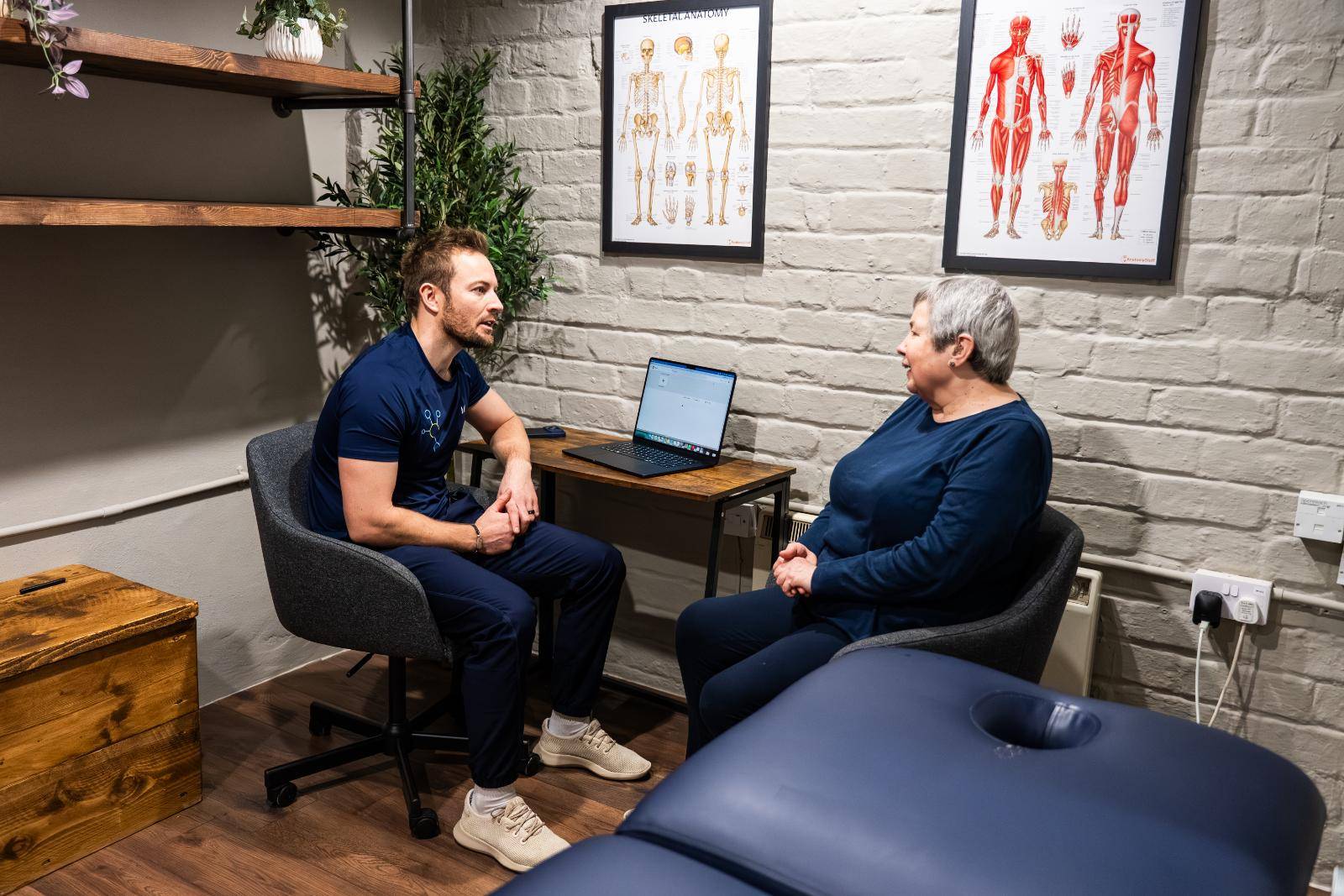 physiotherapist leith edinburgh talking to a patient,© Health by Science